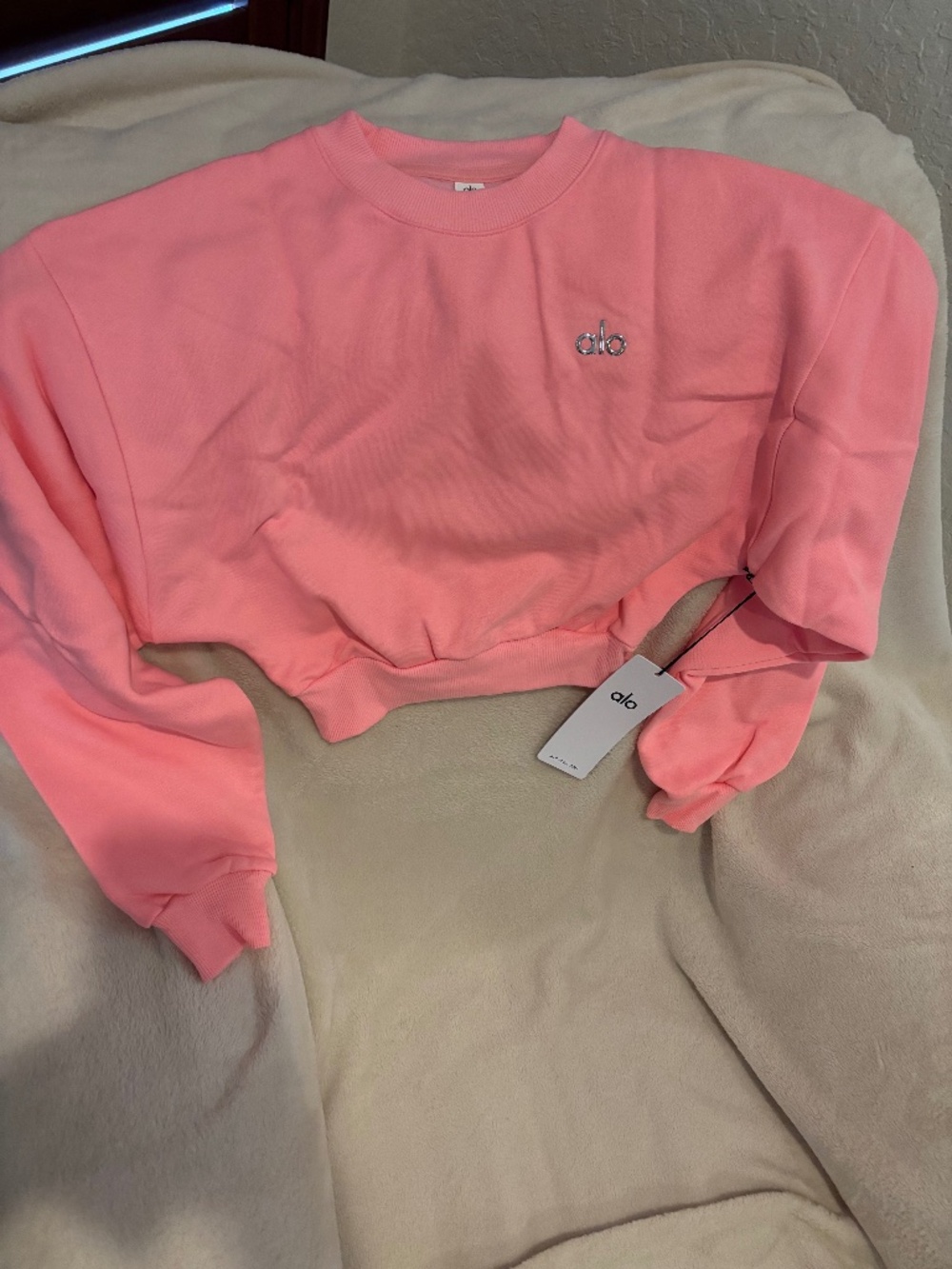 Alo Cropped Accolade Crewneck Neon Bubblegum S Small